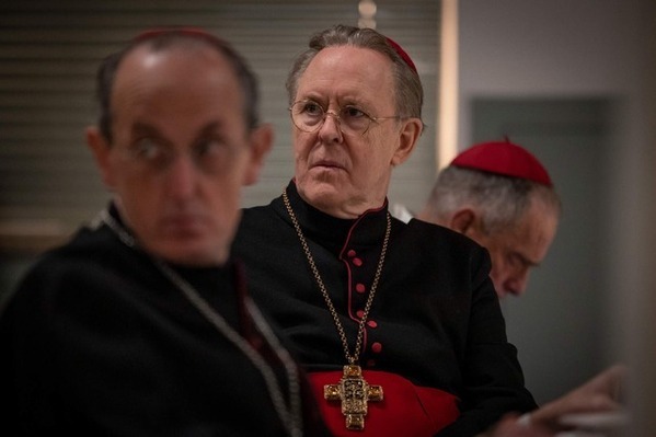 レイフ・ファインズから伊映画界のスターまで『教皇選挙』の国際色豊かなキャスト陣