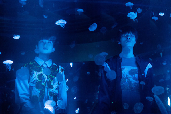 萩原利久＆河合優実、関西の街を巡るデートシーン『今日の空が一番好き、とまだ言えない僕は』場面写真