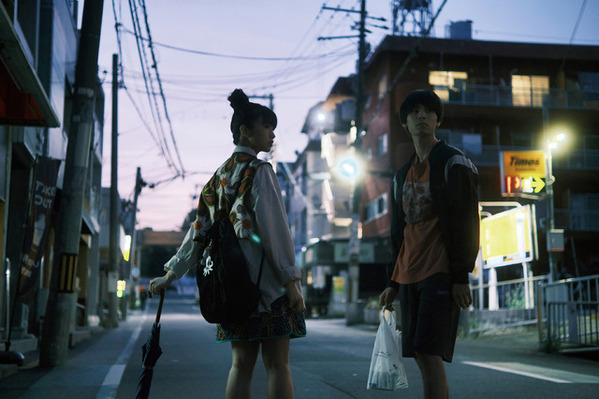 萩原利久＆河合優実、関西の街を巡るデートシーン『今日の空が一番好き、とまだ言えない僕は』場面写真