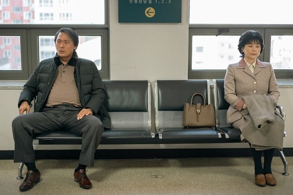 Netflix「おつかれさま」最終章、愛情を受けた“娘”IUが結婚式へ…第13～16話場面写真