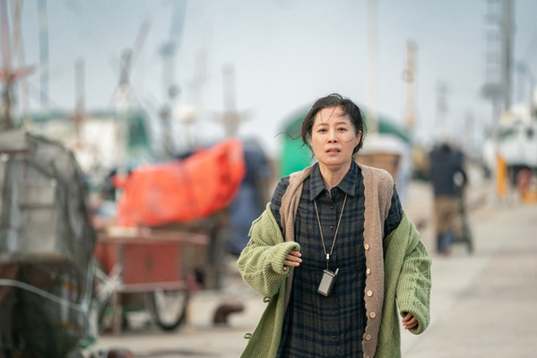 Netflix「おつかれさま」最終章、愛情を受けた“娘”IUが結婚式へ…第13～16話場面写真