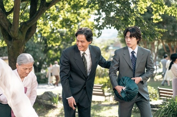 Netflix「おつかれさま」最終章、愛情を受けた“娘”IUが結婚式へ…第13～16話場面写真