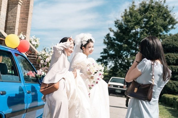 Netflix「おつかれさま」最終章、愛情を受けた“娘”IUが結婚式へ…第13～16話場面写真