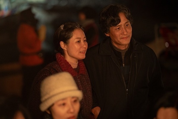 Netflix「おつかれさま」最終章、愛情を受けた“娘”IUが結婚式へ…第13～16話場面写真