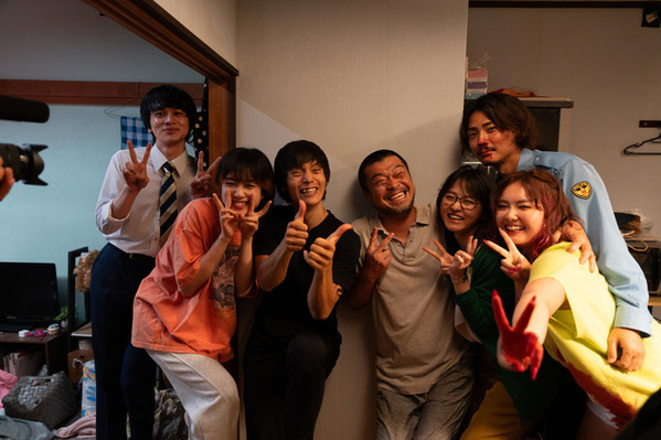 北村匠海＆河合優実＆窪田正孝ら笑顔で大集合！『悪い夏』メイキング写真公開