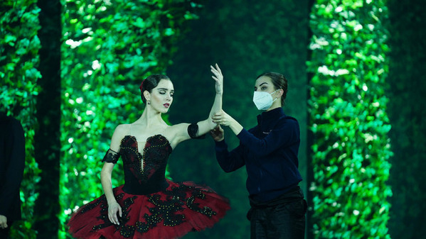 タリア・ライダーら、舞台裏の様子捉える『JOIKA 美と狂気のバレリーナ』メイキング写真