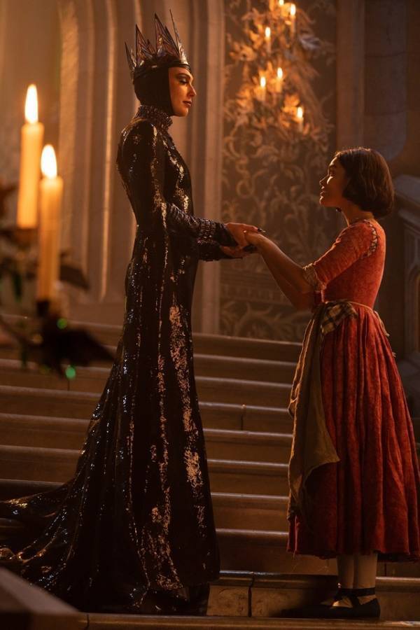 ガル・ガドット「役作りに大きな影響を与える」衣装が話題『白雪姫』メイキング映像