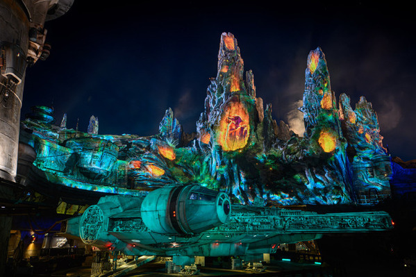 【海外ディズニー】SWエリアにルーク・スカイウォーカーが期間限定で登場！新ナイトショーもスタート　カリフォルニア