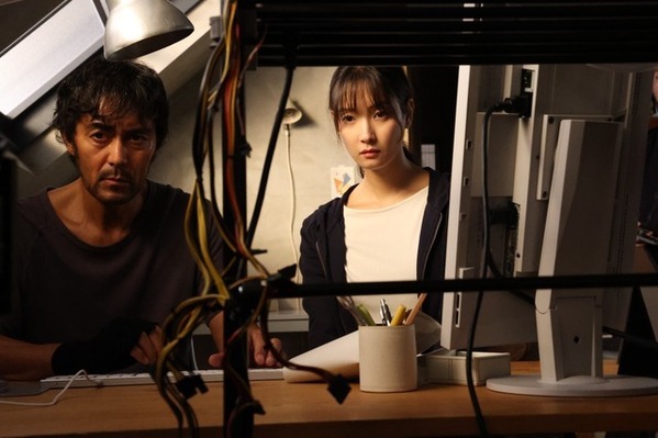 阿部寛＆菜々緒の張り詰めた緊張感…『キャンドルスティック』場面写真