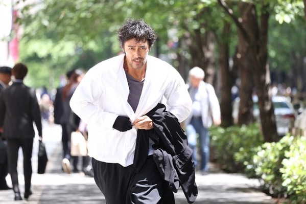 阿部寛＆菜々緒の張り詰めた緊張感…『キャンドルスティック』場面写真