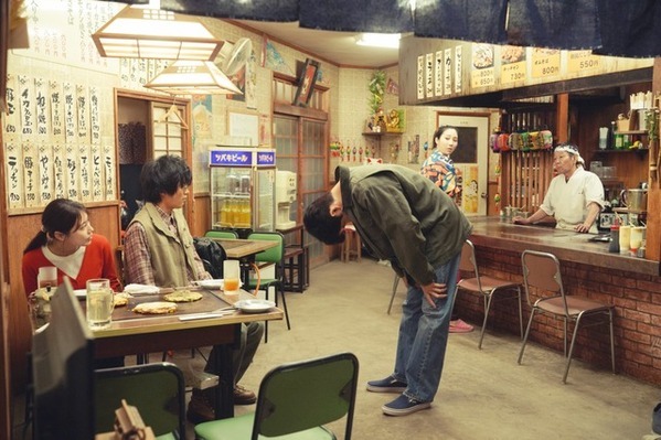 鈴木亮平＆有村架純、不器用なふたりの微笑ましい姿『花まんま』本編映像