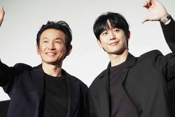 ファン・ジョンミン＆チョン・ヘイン、がっつり握手「素晴らしいエネルギーを持った俳優」