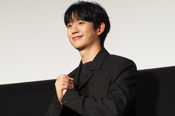 ファン・ジョンミン＆チョン・ヘイン、がっつり握手「素晴らしいエネルギーを持った俳優」