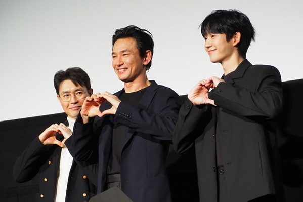 ファン・ジョンミン＆チョン・ヘイン、がっつり握手「素晴らしいエネルギーを持った俳優」