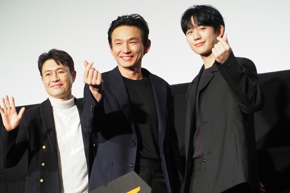 ファン・ジョンミン＆チョン・ヘイン、がっつり握手「素晴らしいエネルギーを持った俳優」