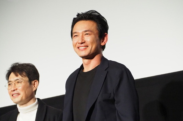 ファン・ジョンミン＆チョン・ヘイン、がっつり握手「素晴らしいエネルギーを持った俳優」