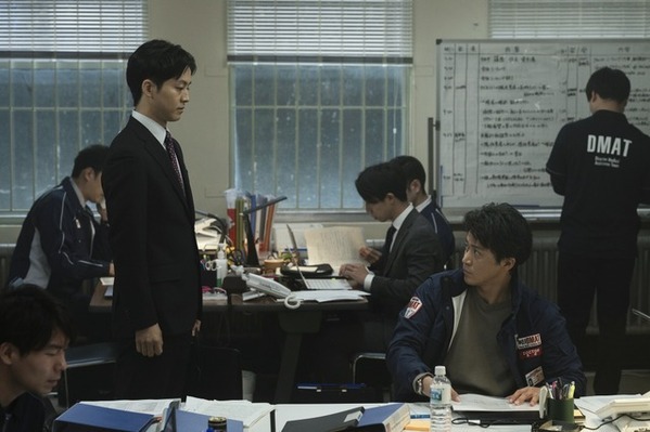 小栗旬＆松坂桃李ら、緊張の最前線切り取る『フロントライン』場面写真