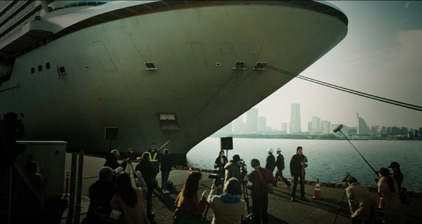 小栗旬＆松坂桃李ら、緊張の最前線切り取る『フロントライン』場面写真