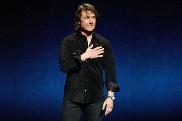 トム・クルーズ、シネマコンでヴァル・キルマーに黙祷を捧げる「敬意を表したい」