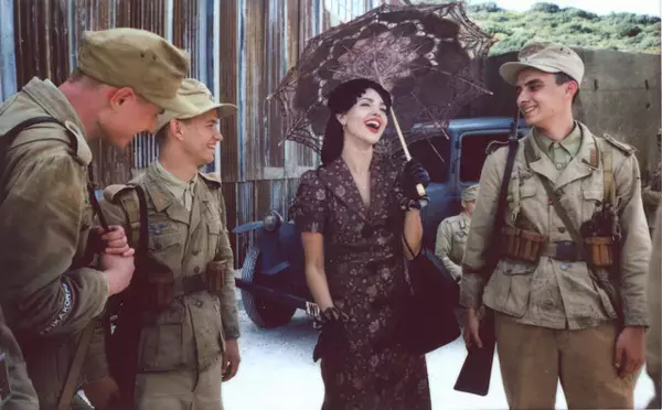 エイザ・ゴンザレス「歴史的に何が起こったのか」「興味を深めてほしい」『アンジェントルメン』インタビュー映像