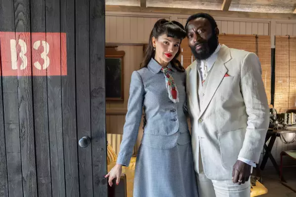 エイザ・ゴンザレス「歴史的に何が起こったのか」「興味を深めてほしい」『アンジェントルメン』インタビュー映像