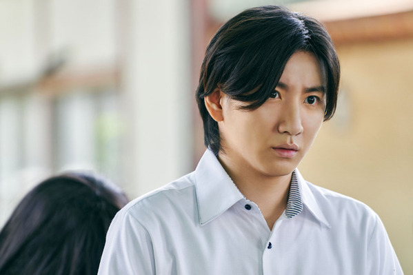 京本大我“教師”の背後に怪しい人影…？『見える子ちゃん』場面写真