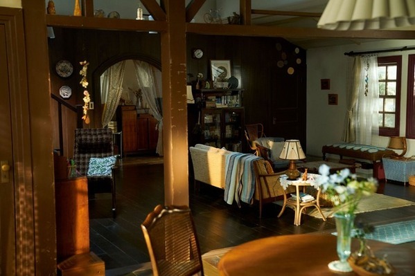 『片思い世界』世界観作り出す衣装とインテリアの裏側