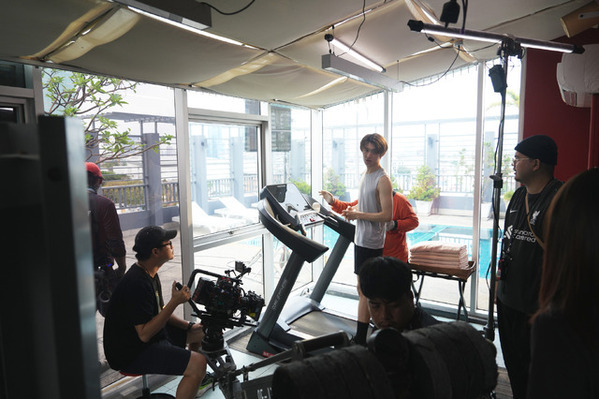 Snow Man向井康二、タイでクランクイン「DatingGame」Marchと息の合った演技