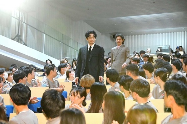 小栗旬＆窪塚洋介は「正しいと思う表現をしている人」『フロントライン』キャスティング秘話が明らかに