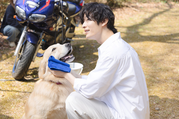 「たまらん」「最強」塩野瑛久×わんこのコラボに反響　ドラマ「魔物」メイキング