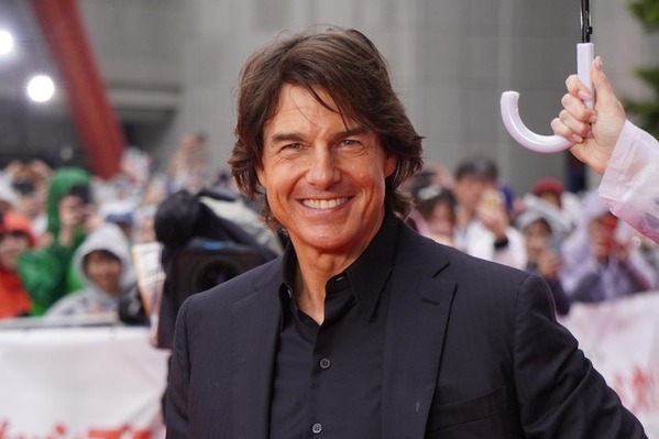 トム・クルーズ、25回目の来日で東京都庁に登場！ファン約1000人が大歓声