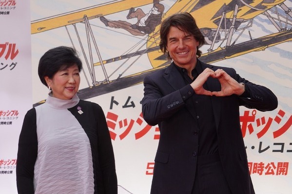 トム・クルーズ、25回目の来日で東京都庁に登場！ファン約1000人が大歓声