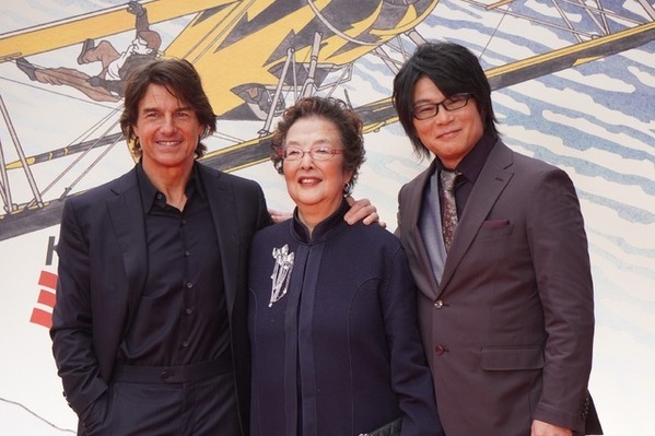 トム・クルーズ、25回目の来日で東京都庁に登場！ファン約1000人が大歓声