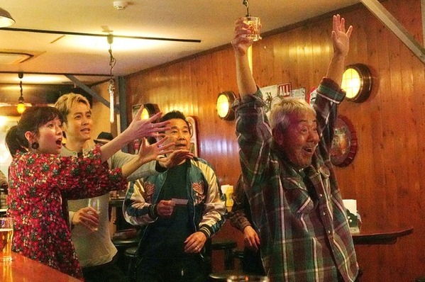 寺尾聰＆松坂桃李“親子”を取り巻く仲間たち『父と僕の終わらない歌』新場面写真