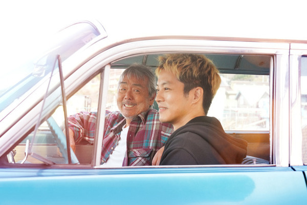 寺尾聰＆松坂桃李“親子”を取り巻く仲間たち『父と僕の終わらない歌』新場面写真