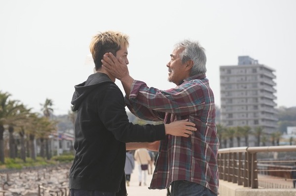 寺尾聰＆松坂桃李“親子”を取り巻く仲間たち『父と僕の終わらない歌』新場面写真