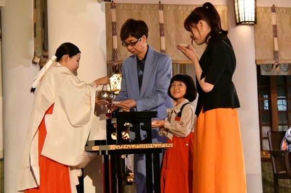 山寺宏一、スティッチは「ピュア度ナンバーワン」永尾柚乃＆MOMONAらと大ヒット祈願