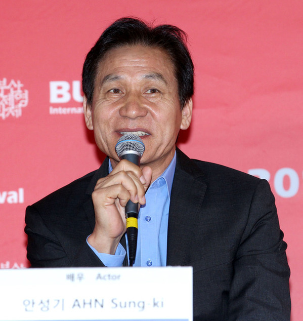 パク・ソジュンとも映画で共演、「韓国映画界の大きな星」アン・ソンギさん死去