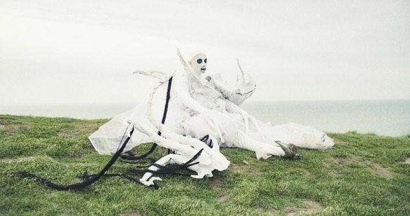 ロシアから生まれた次世代クィア・アーティスト、ジェナ・マービン登壇の『クイーンダム／誕生』来日舞台挨拶が決定！ トークショー実施