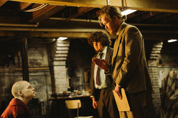 エマ・ストーンvsジェシー・プレモンスの噛み合わない会話『ブゴニア』本編映像 監督との3ショットインタビューも