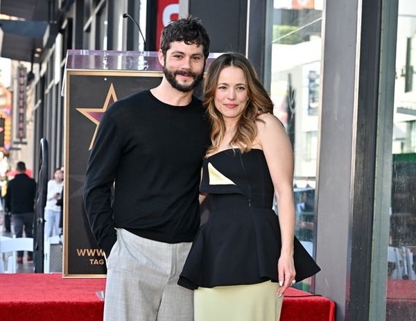 レイチェル・マクアダムスがハリウッドの殿堂入り 『HELP/復讐島』で共演の“パワハラ上司”演じたディラン・オブライエンらが駆け付ける