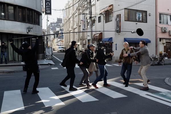 ブレンダン・フレイザー、日本に溶け込む役作りを明かす　柄本明との撮影風景も『レンタル・ファミリー』メイキング画像