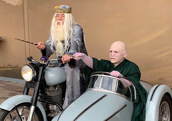 「奇跡の世界線」75歳コスプレイヤーが『ハリー・ポッター』ダンブルドアに!? ヴォルデモートと仲良くツーリングする姿に1.8万いいね