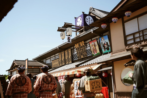 “ひとつの国”として構想『木挽町のあだ討ち』江戸の芝居小屋を再現した舞台美術に注目