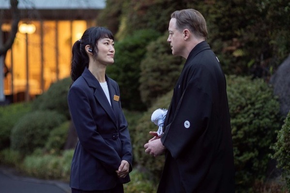 葬儀スタッフから宴会芸まで…ブレンダン・フレイザーらの多様な表情を切り取る『レンタル・ファミリー』本編映像＆場面写真