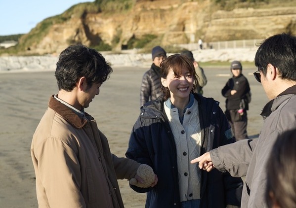 綾瀬はるか「良一（妻夫木聡）としゃべっていると自然と涙が出ちゃう」『人はなぜラブレターを書くのか』感涙シーン＆メイキングカット公開