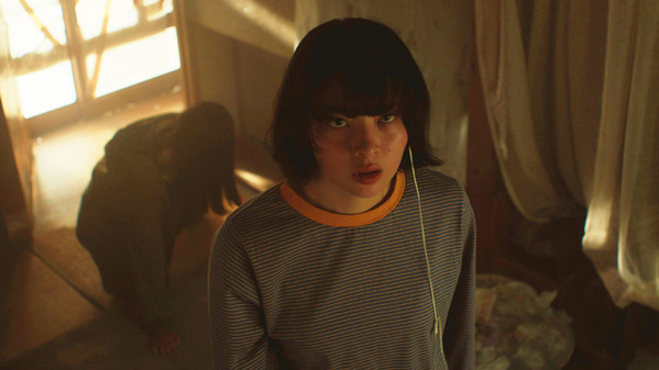 スマホに触れている時だけ“怪物”が見える…没入型ホラー『インビジブルハーフ』7月31日全国公開決定