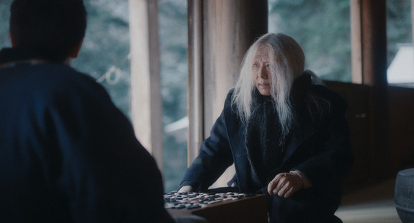 碁盤に向かい合う若い男と老人…高橋一生主演、不思議な妖怪がモチーフとなった映画『脛擦りの森』場面写真