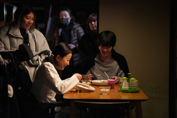 “息子”山時聡真が“難病の母”菅野美穂の爪を切る場面も…『90メートル』笑顔あふれる撮影現場のメイキング写真