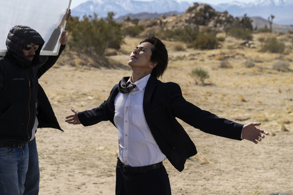 山下智久“永瀬”、砂漠の地で何が…『正直不動産』アメリカロケのメイキング写真